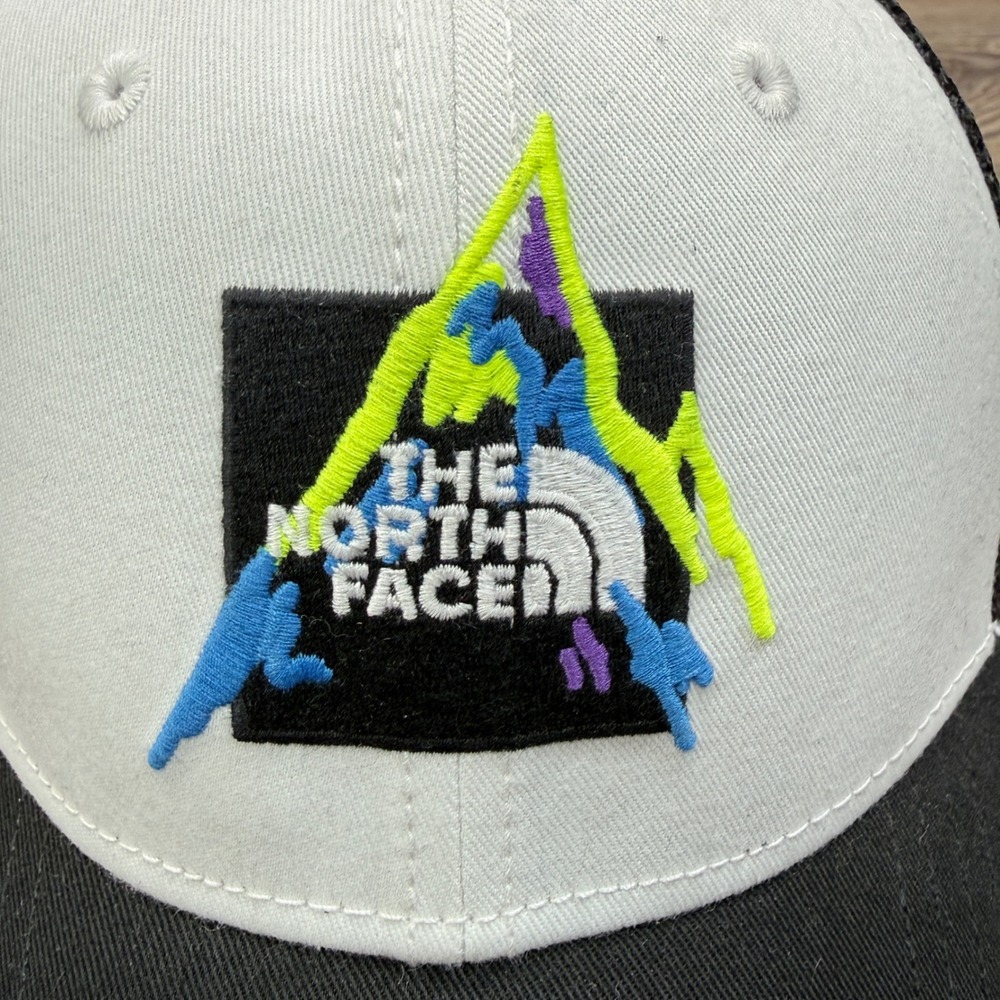 The North Face Mens OS Mudder Trucker Hat White‎ Black Embroidered Mountain NEW - Picture 3 of 6